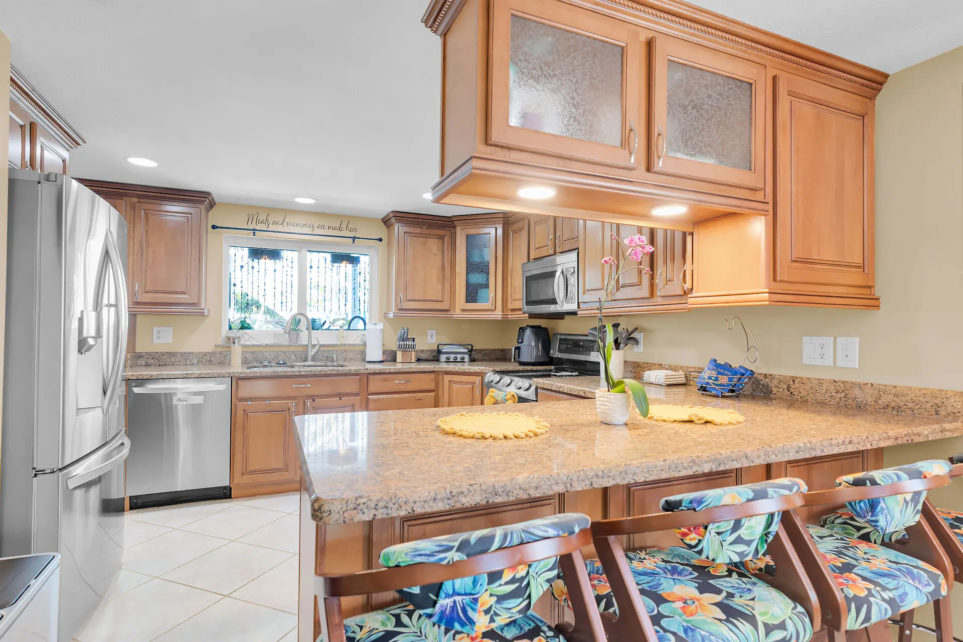 Fully-equipped kitchen with granite counters and a breakfast bar